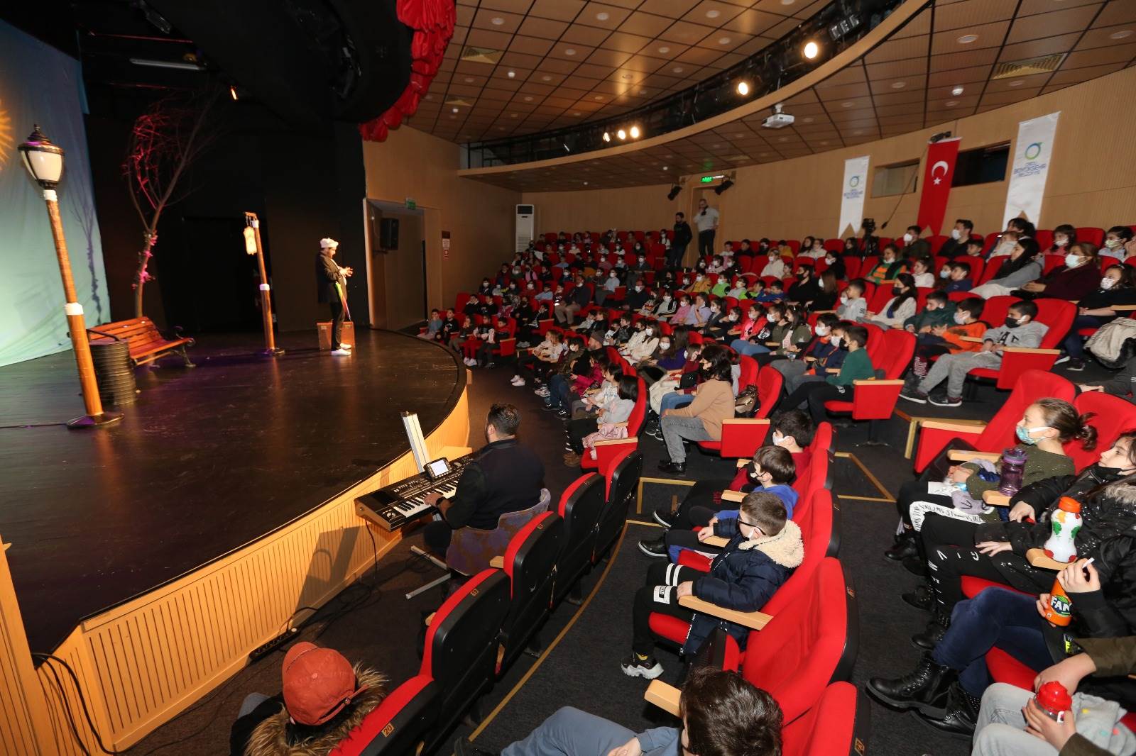 OBBKT’NİN ÇOCUK OYUNU “OTOBÜS DURAĞINDA ÜÇ BENCİL” PERDE DEDİ